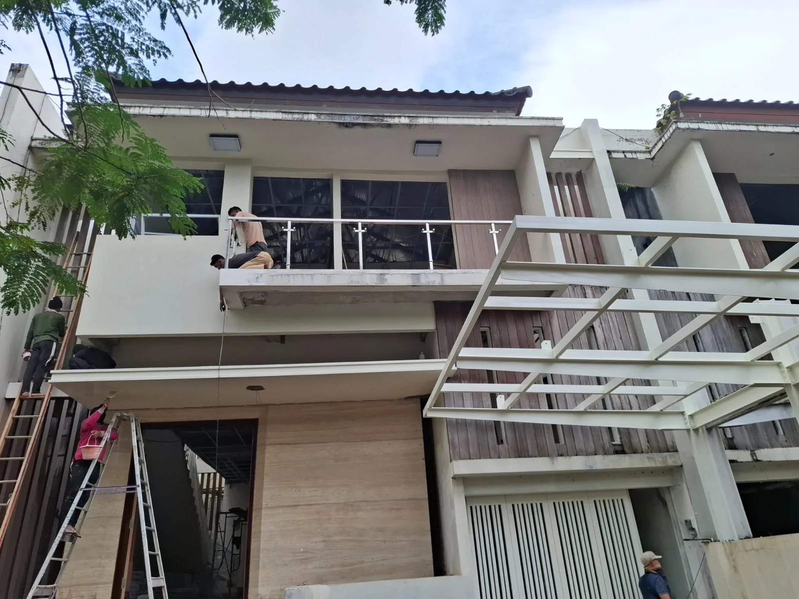 Fasad dan area depan bangunan dalam dokumentasi pekerjaan ZEPINDO