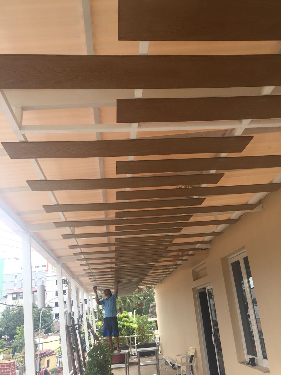 Renovasi fasad ruko Makassar dengan kanopi modern dan tampilan komersial
