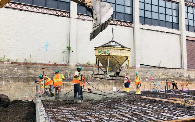 Dimensi, tulangan, cover dan sambungan ke kolom untuk beton balok