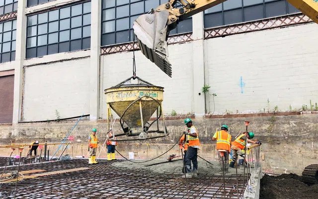Bekisting, vibrasi serta urutan pembongkaran untuk beton balok