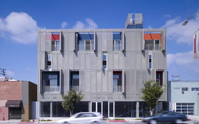Visibilitas usaha, keamanan dan fleksibilitas untuk fasad ruko branding