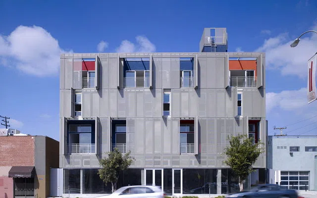 Detail sambungan dan waterproofing untuk secondary skin gedung