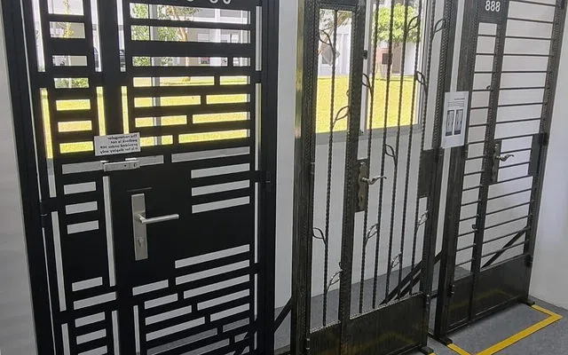 Proporsi, garis bersih dan pengurangan detail yang tidak perlu untuk pagar sliding