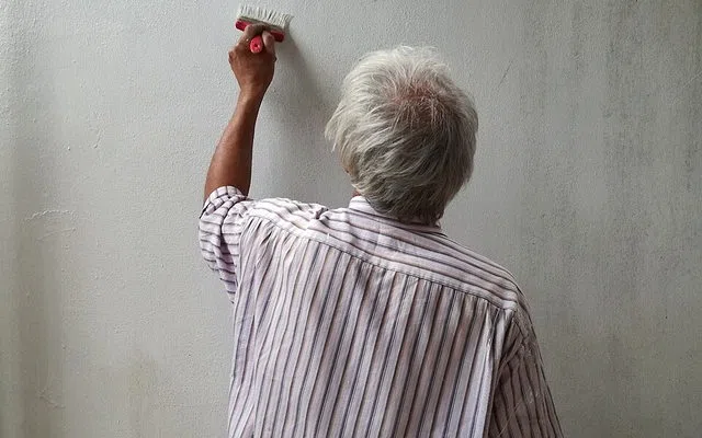 Pilih warna di ruang nyata, bukan hanya dari layar — Memilih Warna Cat Kamar
