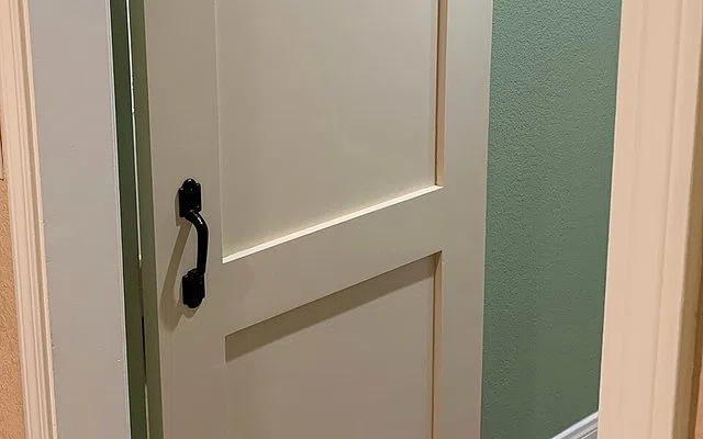 Pintu darurat adalah bagian dari jalur evakuasi — Apa Itu Panic Bar?