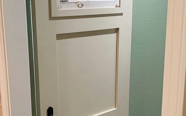Rasa sebuah pintu ditentukan oleh gerak dan hardware — Apa Itu Panic Bar?