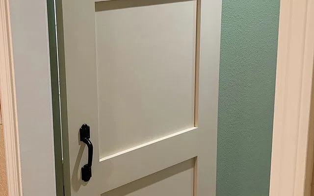 Rasa sebuah pintu ditentukan oleh gerak dan hardware — Jenis Engsel Pintu