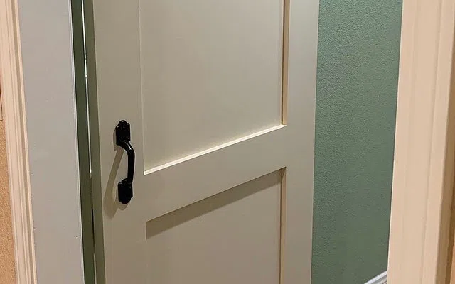 Pintu darurat adalah bagian dari jalur evakuasi — Panduan Pintu Darurat