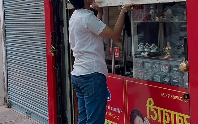 Pintu darurat adalah bagian dari jalur evakuasi — Memilih Pintu untuk Ruko