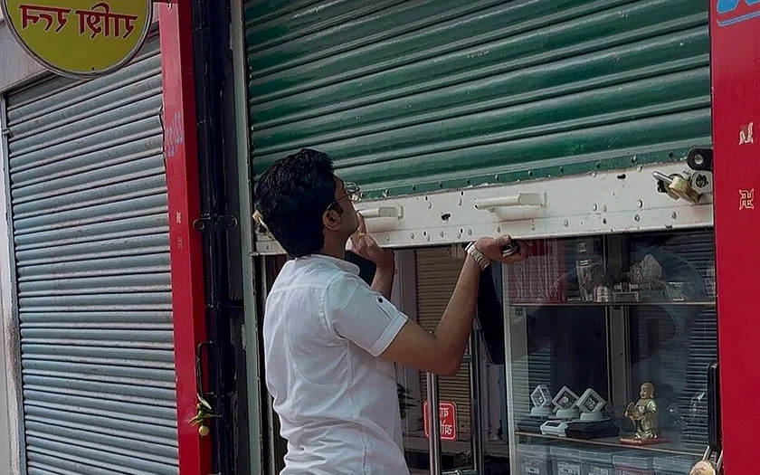 Konsep detail dan pemeriksaan panduan pintu ruko