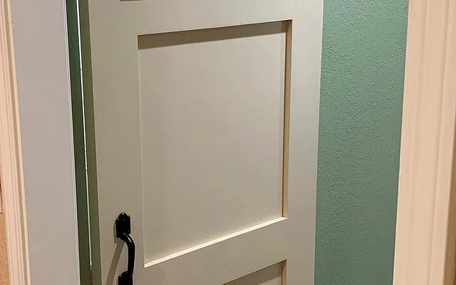 Pintu darurat adalah bagian dari jalur evakuasi — Panduan Pintu Panel