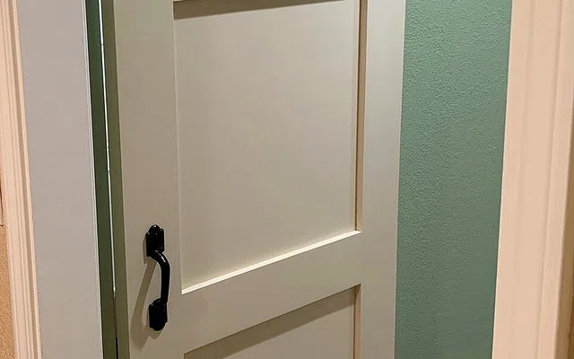 Kelembapan mengubah prioritas material pintu — Aluminium vs PVC untuk Pintu Kamar Mandi