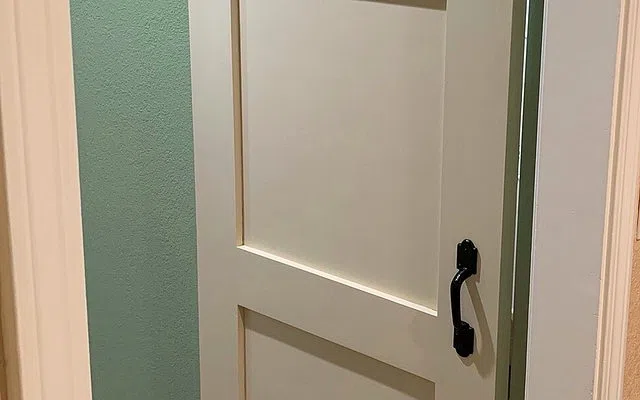 Radius bukaan, engsel dan titik pengunci untuk pintu besi swing