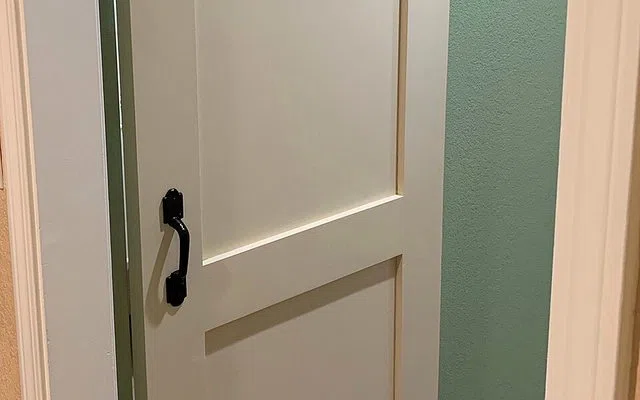 Privasi visual, kaca obscure dan ventilasi untuk pintu kamar mandi