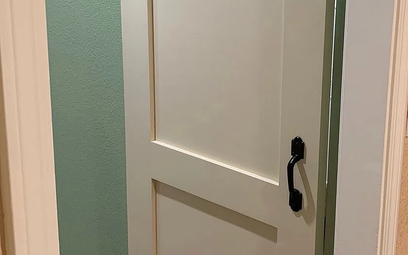 Konsep detail dan pemeriksaan pintu kamar mandi