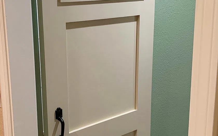 Konsep detail dan pemeriksaan pintu kamar mandi aluminium