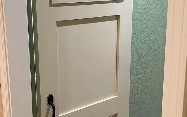 Pintu darurat adalah bagian dari jalur evakuasi — Apa Itu Fire Rated Door?