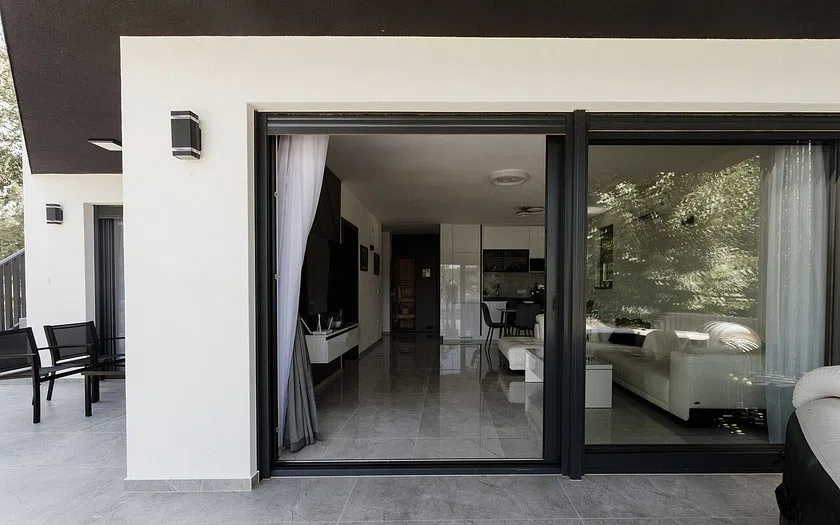 Visual realistis pintu kaca frameless: fungsi, spesifikasi dan kondisi existing
