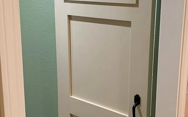 Rasa sebuah pintu ditentukan oleh gerak dan hardware — Cara Memilih Floor Hinge