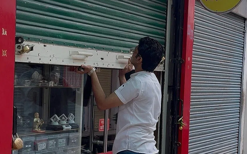 Konsep detail dan pemeriksaan pintu storefront
