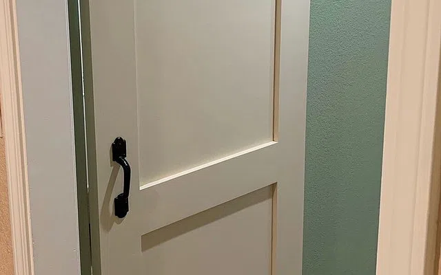 Pintu darurat adalah bagian dari jalur evakuasi — Smart Lock untuk Pintu
