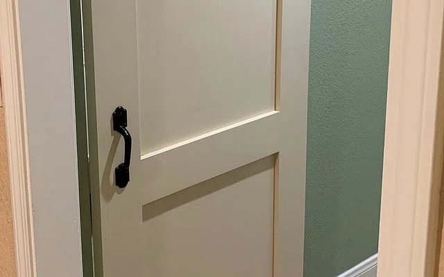 Harga pintu adalah daun + frame + hardware + pemasangan — Apa yang Membentuk Harga Pintu Custom?