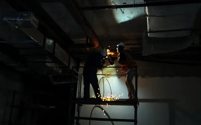 Mesin las, jig, grinding, ppe serta kontrol deformasi untuk tukang las