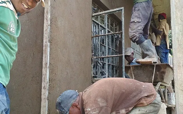 Proteksi permukaan, touch-up dan punch list untuk tukang borongan finishing