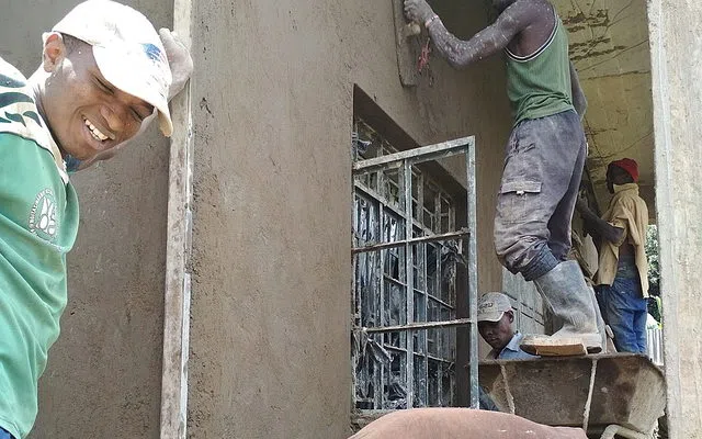 Material, alat dan tanggung jawab penyediaan untuk tukang borongan renovasi