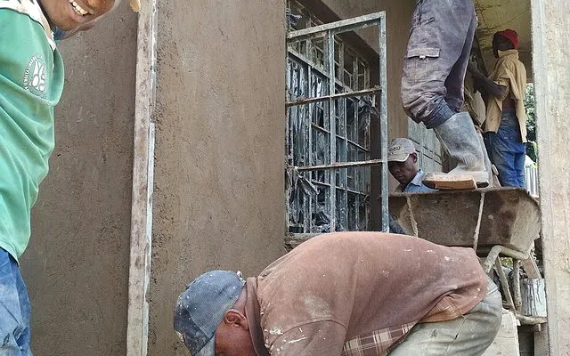 Bandingkan biaya tenaga bersama output dan alat — Cara Menghitung Upah Tukang